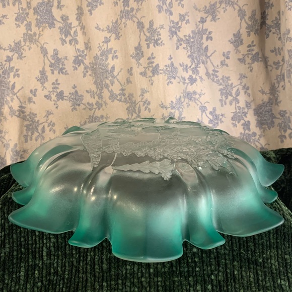 VTG Mikasa Spruce Green Ruffled Edge Frosted Glass Christmas Story 13" Platter - Picture 8 of 13